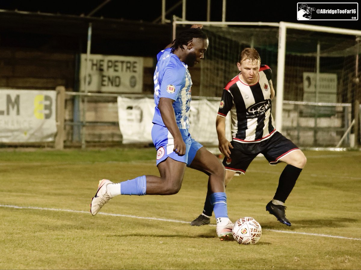 ABridgeTooFar16's tweet photo. Final action from this evenings 1-1 draw at the @EastBridgeRecr1 stadium between @HullbridgeFC and @OfficialHarwich in the @EssexSenior
#SupportLocalFootball https://t.co/IBZ9193R4H