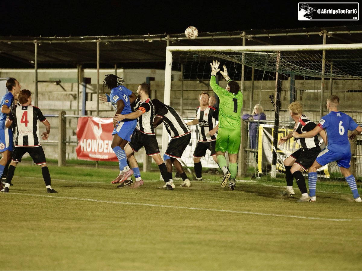 ABridgeTooFar16's tweet photo. Final action from this evenings 1-1 draw at the @EastBridgeRecr1 stadium between @HullbridgeFC and @OfficialHarwich in the @EssexSenior
#SupportLocalFootball https://t.co/IBZ9193R4H