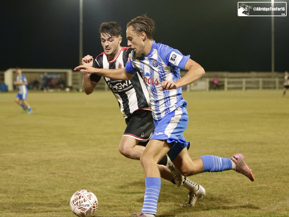 ABridgeTooFar16's tweet photo. Final action from this evenings 1-1 draw at the @EastBridgeRecr1 stadium between @HullbridgeFC and @OfficialHarwich in the @EssexSenior
#SupportLocalFootball https://t.co/IBZ9193R4H