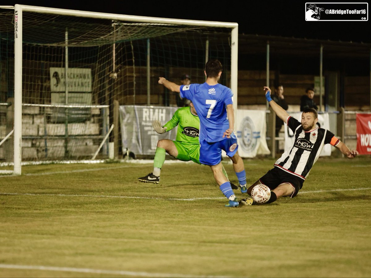 ABridgeTooFar16's tweet photo. Final action from this evenings 1-1 draw at the @EastBridgeRecr1 stadium between @HullbridgeFC and @OfficialHarwich in the @EssexSenior
#SupportLocalFootball https://t.co/IBZ9193R4H
