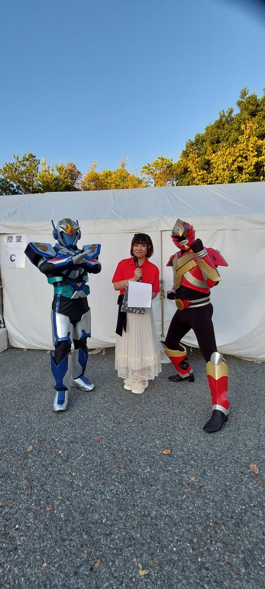 VATTENGER's tweet photo. 【活動報告】
10.3(土曜日)
第4回福津フェスティバル
Inイオンモール福津

音楽戦士ビートさんのシャボン玉の演出
そして、MCはスーパーかよちゃんのパワフルで元気なしゃべりで盛り上げていただきました
皆さんありがとうございました
#福津モール
#音楽戦士ビート
#宇美町ヒーロー
#ばってんジャー https://t.co/8x5zcTS4dn
