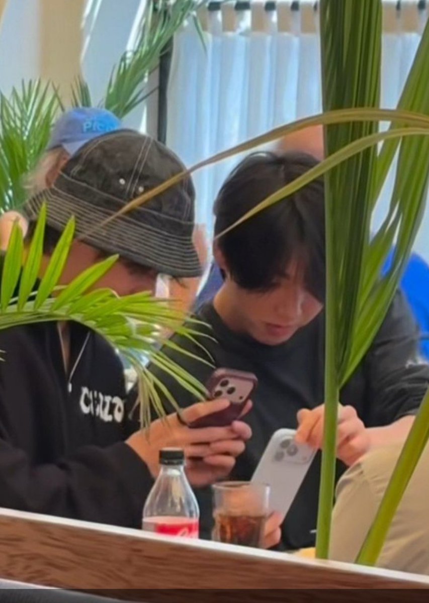 parislimabts's tweet photo. Tae usando la gorra de Jungkook 🤭🤭🇵🇪🇵🇪🇵🇪 Perú es tierra taekook https://t.co/JVlTyspmyc