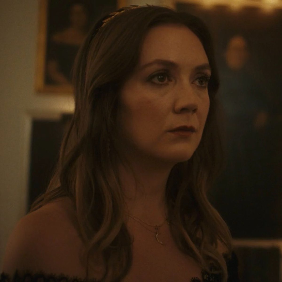 illusauter's tweet photo. ☽◯☾ [#ahs13 THE ULTIMATE THREAD: 
mallory’s journey to supremacy, magical origins, new powers & abilities, and fixing the '1984' richard ramirez plot hole]

given supreme cordelia goode's death in the previous episode “the return's of the devil night”, a succession of power is inevitable — the title has to pass to a new successor. despite the popular fans theory that changing the timeline in 'apocalypse' ruined succession of supremacy and made someone else the next in line, mallory is still the next supreme.

🧵👇🏻 here's THE BIG proof breakdown. you’re welcome! 🦋