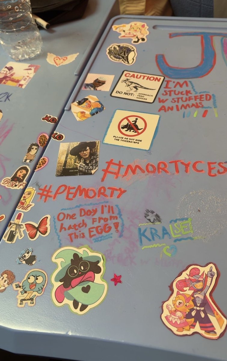 nottherealjum0's tweet photo. Guys look guys guys look #mortycest on my desk guys look plz look guys 
And also #kralsei hehe https://t.co/GX7pVmTZAo