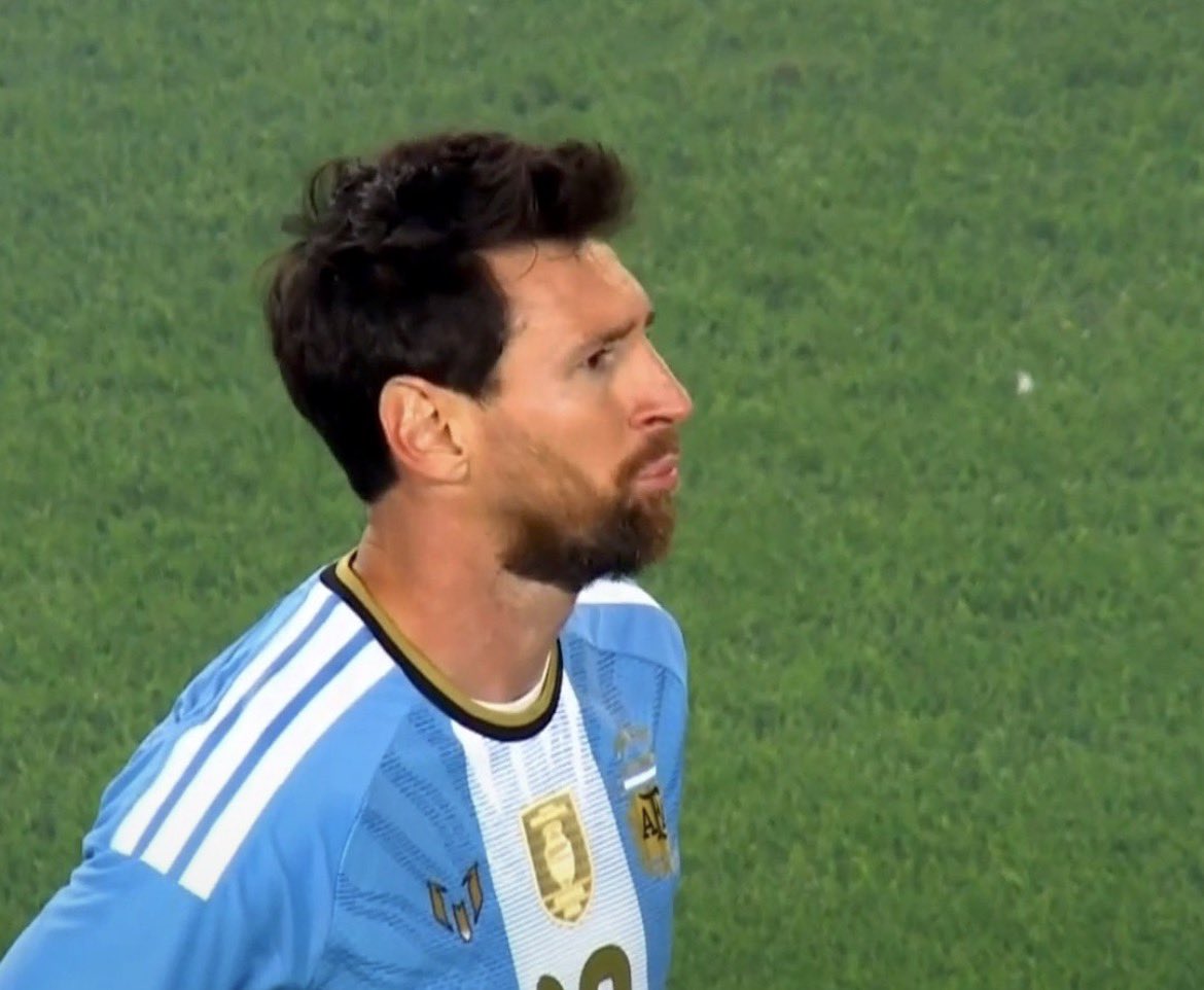 A_10messii's tweet photo. أبلَيتَني بالعِشْـق ثُم تَركَتني وَاذْقتني حَلَوَ الْهَوَى فقتلتني https://t.co/Trc4VhbiKS