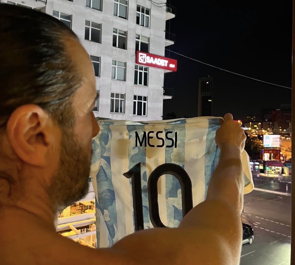 erguntino's tweet photo. Lo hemos dicho todo, lo hemos escrito todo sobre ti... añadir un superlativo más me parece inútil... desde lo más profundo de mi alma: simplemente GRACIAS por todo #lionelmessi  🙌
Te quiero #argentina 🇦🇷♥️
#ErgünDemir https://t.co/b4lgG9lRin