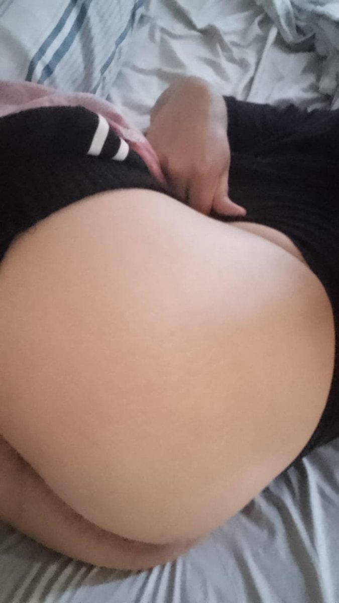 PunkRockCatte's tweet photo. Alright pervs, you know what to do. Go give me everything I deserve on my throne then come back and kiss my feet~

Maybe I'll sit on your face if you give enough~ https://t.co/We1kgbCAfp