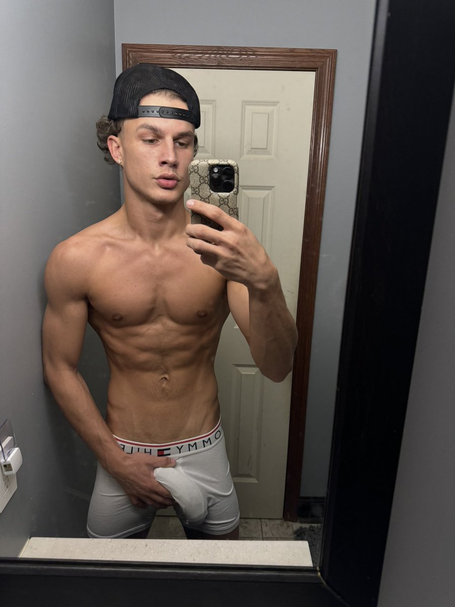 TonyTone14's tweet photo. Are you top or bottom? 🏳️‍🌈 https://t.co/Q5ofsMDZue