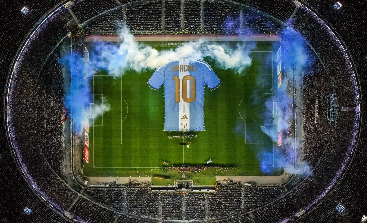 shokargentina's tweet photo. Despedida de Leo Messi en el Monumental. 

GRACIAS 🔟🇦🇷 https://t.co/mE3dOGhu0X