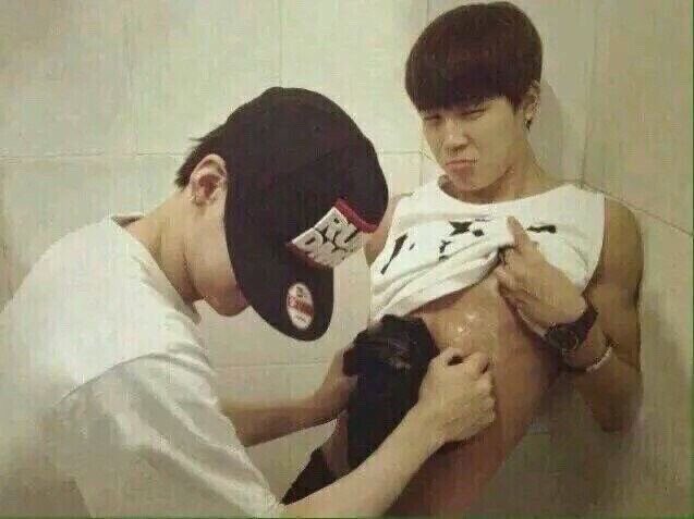 jkoobiez's tweet photo. don’t u just hate when u have to wash ur clothes on ur bro’s abs https://t.co/b4RYAsO5ri