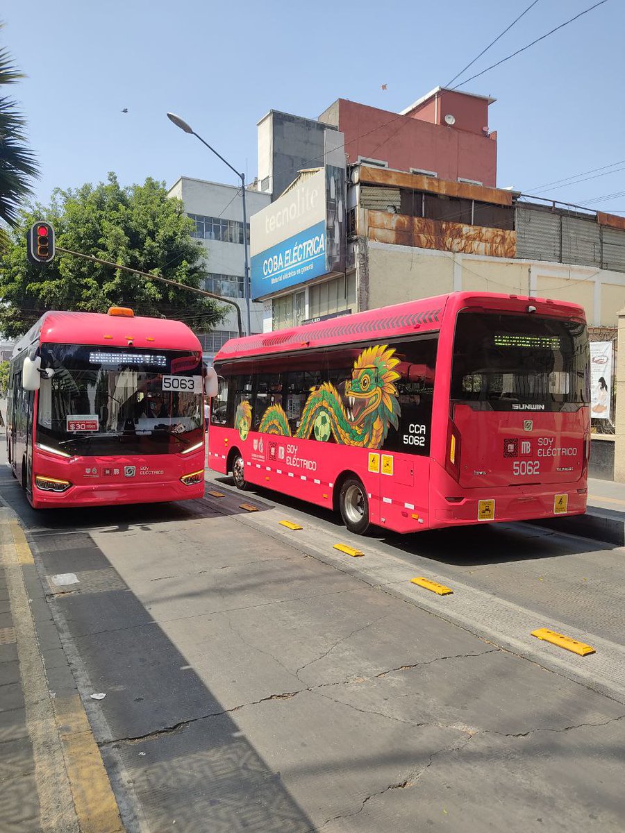 MetrobusCDMX's tweet photo. En uno de estos bellos autobuses eléctricos Quetzalcóatl, puedes llegar al @AICM_mx  desde Paseo de la Reforma, atravesando el Centro Histórico.🚌🐍

¡Más y mejor movilidad! 🙌

https://t.co/BlY0kf4ADp https://t.co/mzxItMGqTd