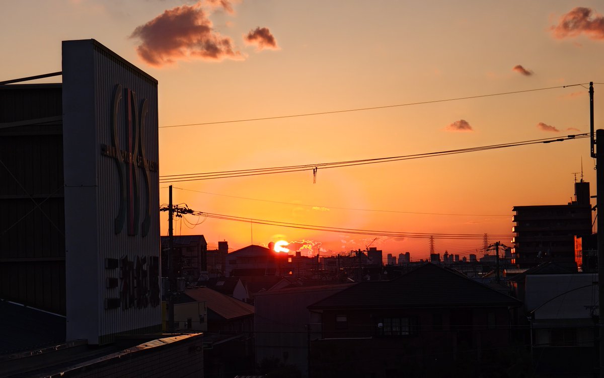 sanwabyora's tweet photo. おはようさんわに🐊
#東大阪 ☀
昨日は弊社からきれいな夕焼けが見れたよ🌇
秋はちょうど会社を出る時にキレイな夕焼けが見れるし、おいしいもの沢山だから好きな季節☺️

今日もよろしくお願いします
＃企業公式が毎朝地元の天気を言い合う https://t.co/sRAIibcD4l