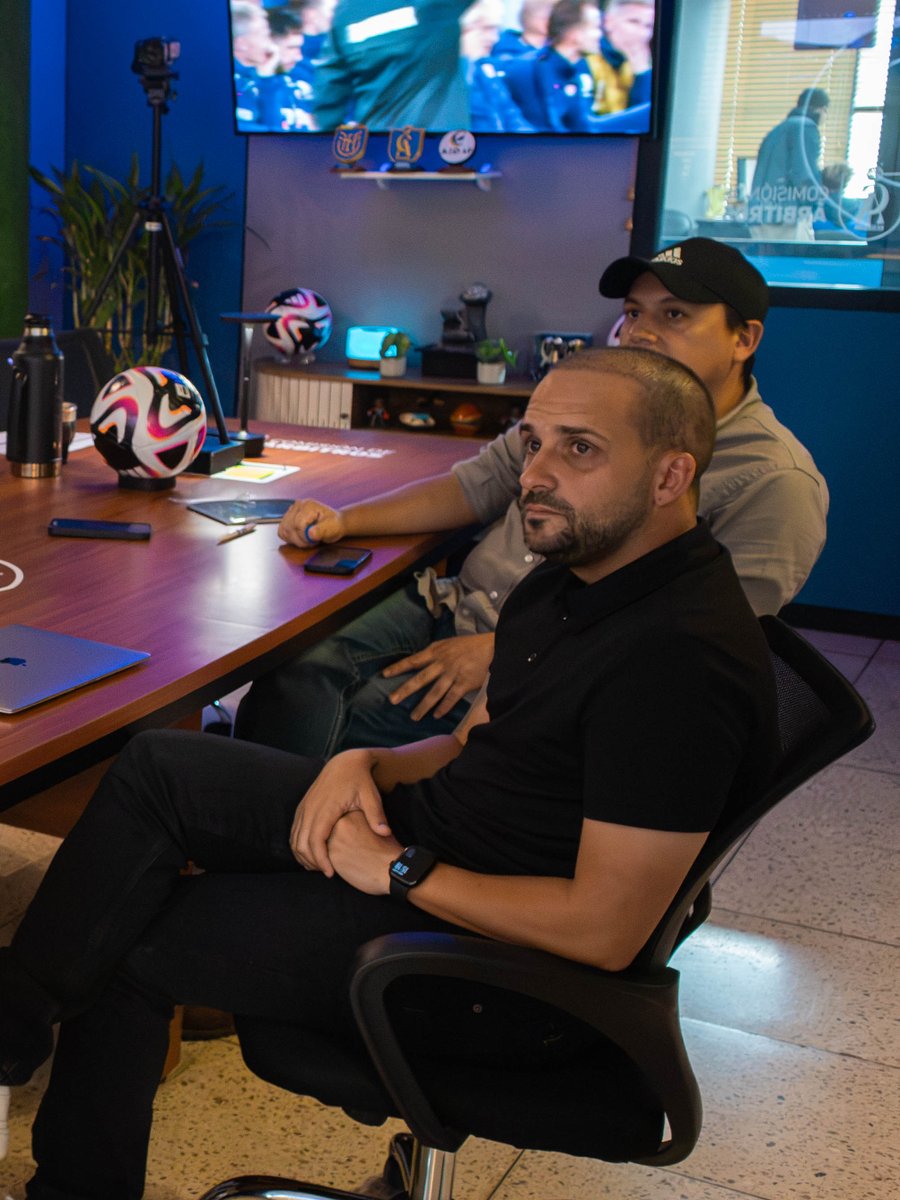 FEFecuador's tweet photo. ¡Diálogo y transparencia!

El presidente de la Comisión de Árbitros de la FEF, Néstor Pitana, recibió a Ezequiel Taboada y Andrés Cadme, representantes de 9 de Octubre FC, para analizar las jugadas solicitadas por el club.

Este encuentro forma parte de la política de apertura y transparencia impulsada por la FEF, que promueve espacios de diálogo y análisis con los clubes, en beneficio del crecimiento  del fútbol ecuatoriano.