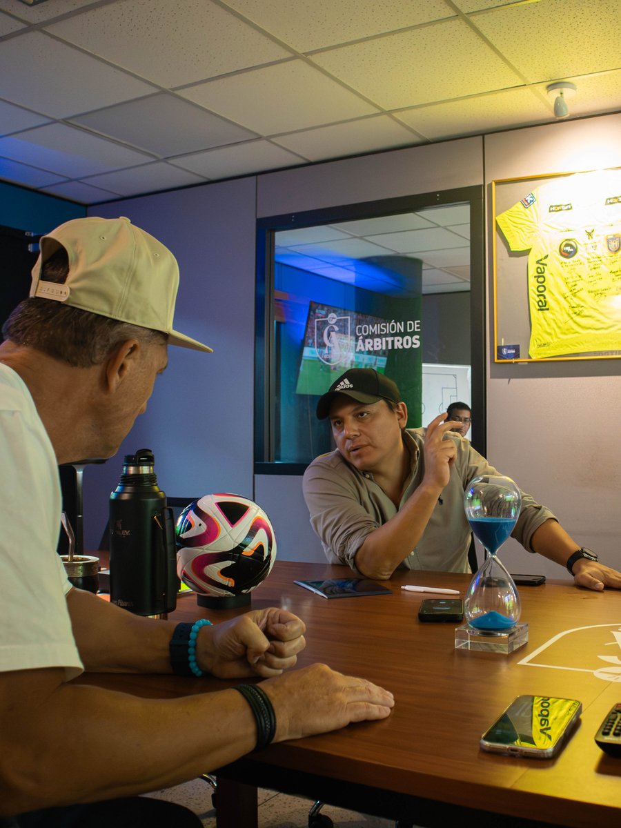 FEFecuador's tweet photo. ¡Diálogo y transparencia!

El presidente de la Comisión de Árbitros de la FEF, Néstor Pitana, recibió a Ezequiel Taboada y Andrés Cadme, representantes de 9 de Octubre FC, para analizar las jugadas solicitadas por el club.

Este encuentro forma parte de la política de apertura y transparencia impulsada por la FEF, que promueve espacios de diálogo y análisis con los clubes, en beneficio del crecimiento  del fútbol ecuatoriano.