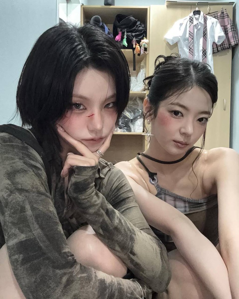 litchytw's tweet photo. Llegamos guapas para celebrar el #𝐋𝐈𝐕𝐄·𝔇ëbu𝐭 y chillar por las nenas de @diveinto_LIVE. Esperamos que nos vean cantar #𝙴𝐥ē𝕧e𝕟 junto a ellas, porque somos sus mayores fans.

꣖꣖   𝙺i𝐭𝓈uᥒᥱ キツネ  ⠞❀  𝓢a𝐤𝕦 https://t.co/INXsr4RDGH
