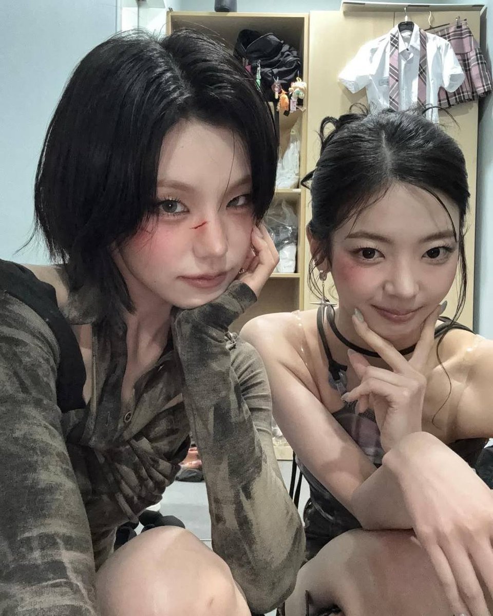 litchytw's tweet photo. Llegamos guapas para celebrar el #𝐋𝐈𝐕𝐄·𝔇ëbu𝐭 y chillar por las nenas de @diveinto_LIVE. Esperamos que nos vean cantar #𝙴𝐥ē𝕧e𝕟 junto a ellas, porque somos sus mayores fans.

꣖꣖   𝙺i𝐭𝓈uᥒᥱ キツネ  ⠞❀  𝓢a𝐤𝕦 https://t.co/INXsr4RDGH
