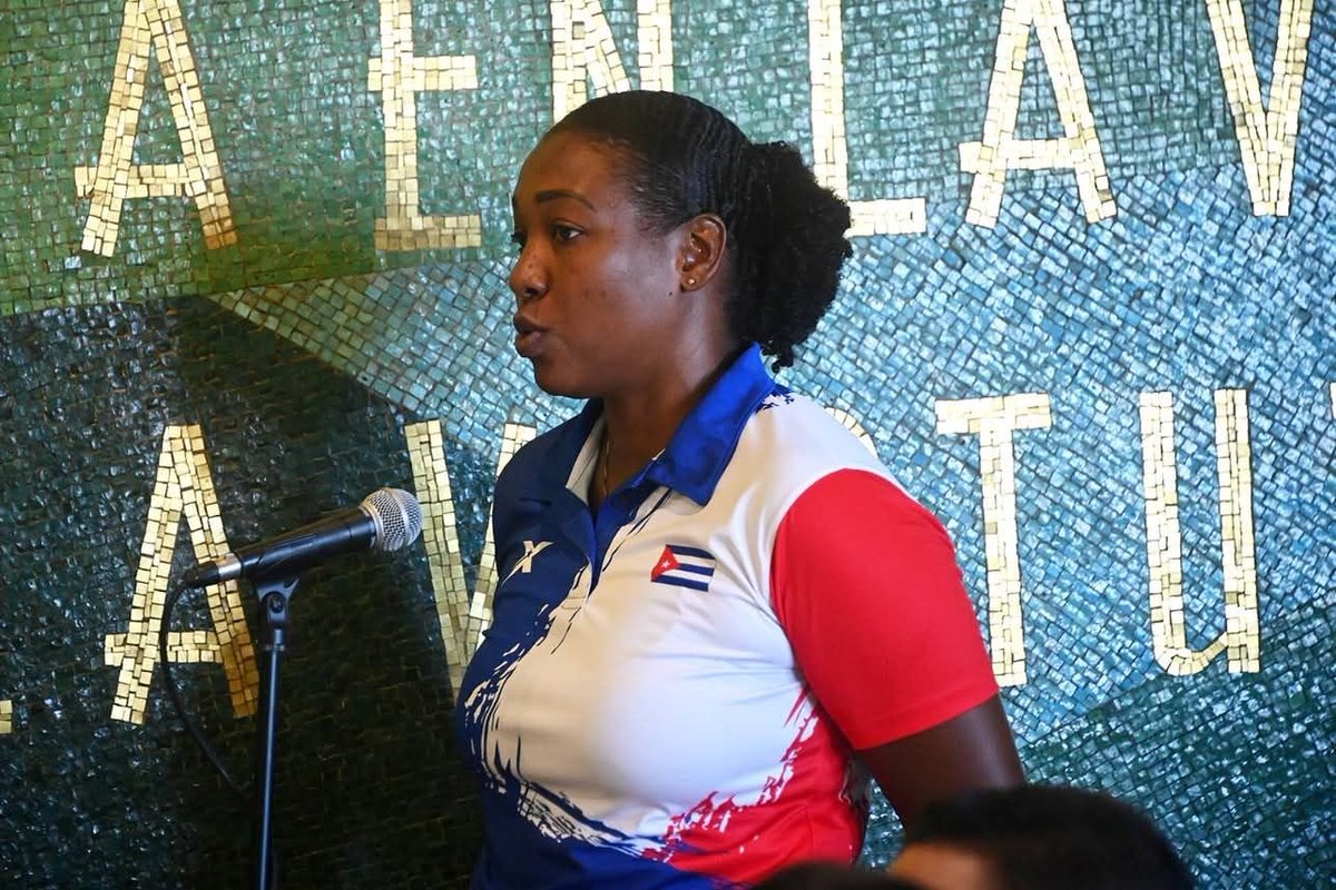 Guerrerotony161's tweet photo. En el Día de los Mártires del Terrorismo de Estado se realizó un intercambio con familiares de las víctimas de actos terroristas.
Fue ocasión para exigir la exclusión de Cuba de la lista de países que patrocinan el terrorismo y para condenar el bloqueo genocida.
#NoAlTerrorismo https://t.co/6RQXtrjW9F