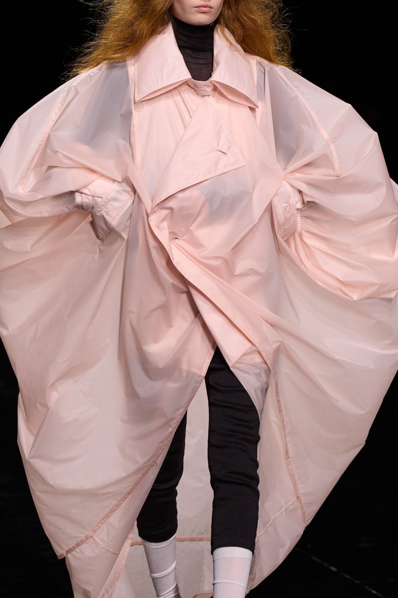 voguejp's tweet photo. イッセイ ミヤケの“風船のように膨らむ服” ──身体と布の“間”を探求【2027年春夏 パリコレ】

https://t.co/XnvoQabRfQ https://t.co/kSeCkVDUk9