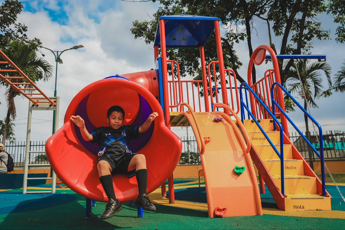 alcaldiagye's tweet photo. 🌳 Guayaquil suma 40 parques recuperados.

La alcaldesa (s) @taticoronelf inauguró el renovado Parque Guamote, en Pascuales, que se convierte en el parque número 40 recuperado y entregado en la ciudad durante la administración del alcalde @aquilesalvarez . La intervención forma parte de un proyecto que beneficiará a cerca de 20.000 habitantes.