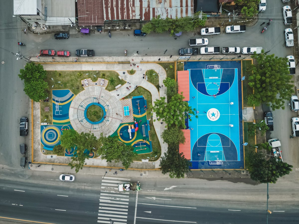 alcaldiagye's tweet photo. 🌳 Guayaquil suma 40 parques recuperados.

La alcaldesa (s) @taticoronelf inauguró el renovado Parque Guamote, en Pascuales, que se convierte en el parque número 40 recuperado y entregado en la ciudad durante la administración del alcalde @aquilesalvarez . La intervención forma parte de un proyecto que beneficiará a cerca de 20.000 habitantes.