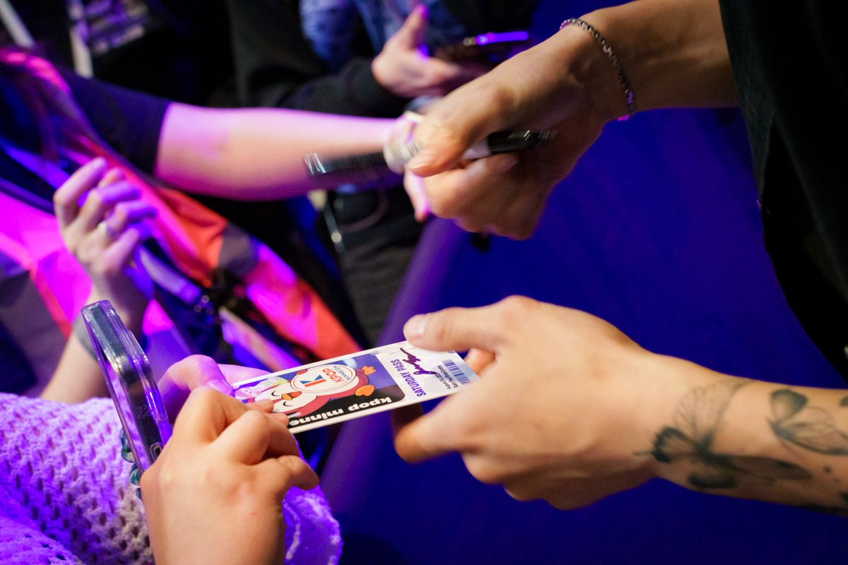 KFuseEnt's tweet photo. [2026.08.29]
☆ KPOP MINNECON
📍 St Paul RiverCentre

They way the intermission turned into a mini Jonny fan-sign real quick ✨️ It was great!

📸 @Lejonnytran by @BritneyRindom for @kfuseent
#KPOPMINNECON #Jonny #K_Fuse #k_fuse_koverage https://t.co/L6b0pYCUY7