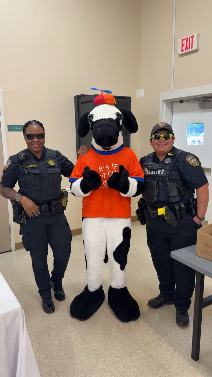 HCSOTexas's tweet photo. Chief Bosquez and fellow HCSO teammates are out at the San Jacinto Community Center for National Night Out!
#NNO2026 #HCSONNO2026 https://t.co/3y9p67Ja6c