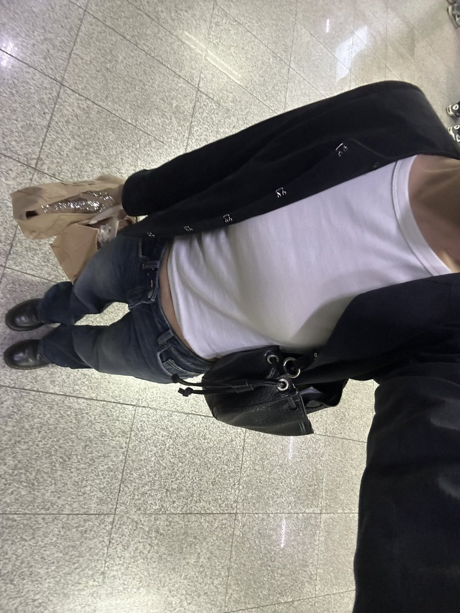 mayihaveurchloe's tweet photo. 오랜만에 출근룩~.~

거의 8년째 입는 스웨이드 자켓과 닥터마틴이 포인뚜🖤😎 https://t.co/mKWSYQKoJg