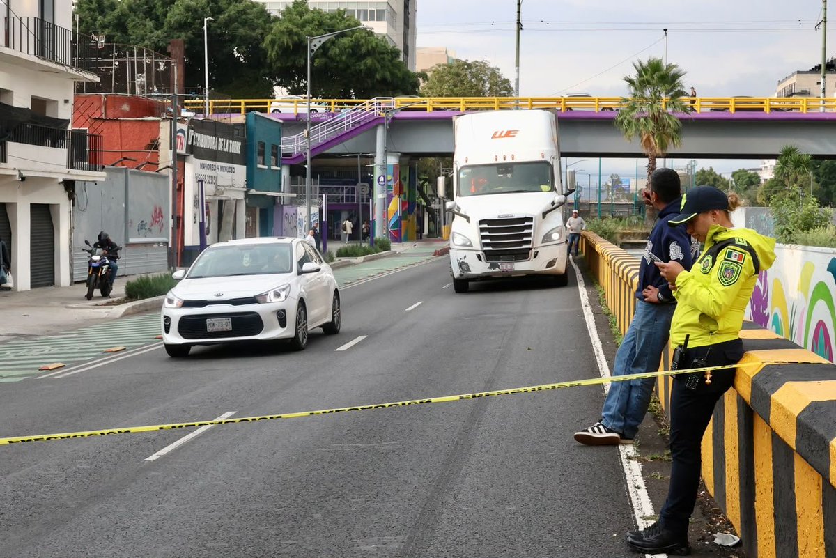 El_Universal_Mx's tweet photo. 🔴 Vecinos de la colonia Portales llevan más de 5 horas bloqueando la Calzada de Tlalpan para exigir una reunión con el gobierno.

📌 Los inconformes señalan que hubo falta de organización durante la consulta pública sobre el Programa de Ordenamiento Territorial de la Zona Metropolitana del Valle de México (POZMVM) y aumento del predial.

#FOTOS: Osmar Alvarado | EL UNIVERSAL