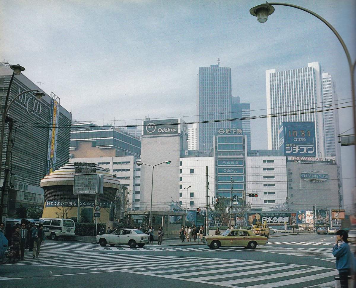 TIMEkxgms's tweet photo. 1979年　新宿東口

現在は小田急百貨店が無くなり、雰囲気がかなり変わりました https://t.co/M0Qz4ilcNu