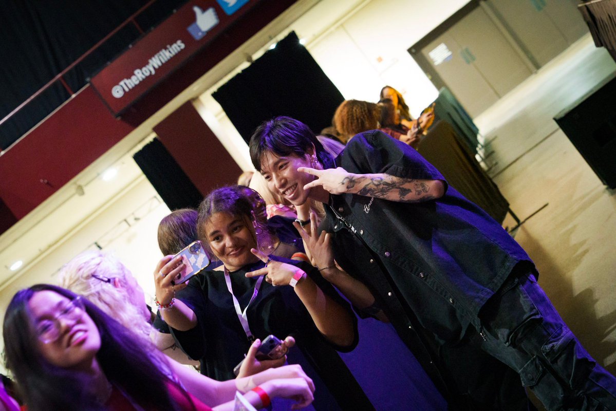 KFuseEnt's tweet photo. [2026.08.29]
☆ KPOP MINNECON
📍 St Paul RiverCentre

They way the intermission turned into a mini Jonny fan-sign real quick ✨️ It was great!

📸 @Lejonnytran by @BritneyRindom for @kfuseent
#KPOPMINNECON #Jonny #K_Fuse #k_fuse_koverage https://t.co/L6b0pYCUY7