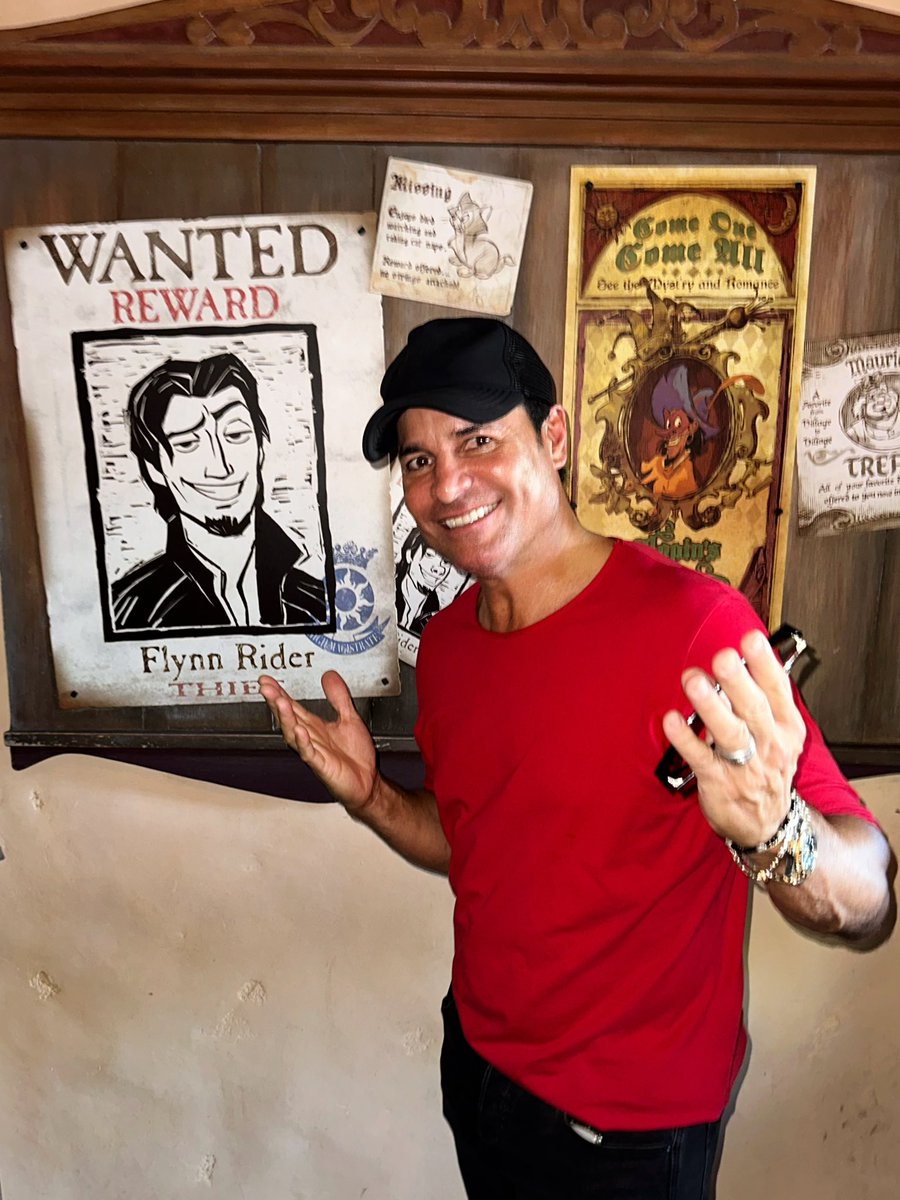 CHAYANNEMUSIC's tweet photo. Vine a saludar a Mickey y terminé encontrándome con alguien del pasado en la foto 2 😂 https://t.co/ibKjVftesW