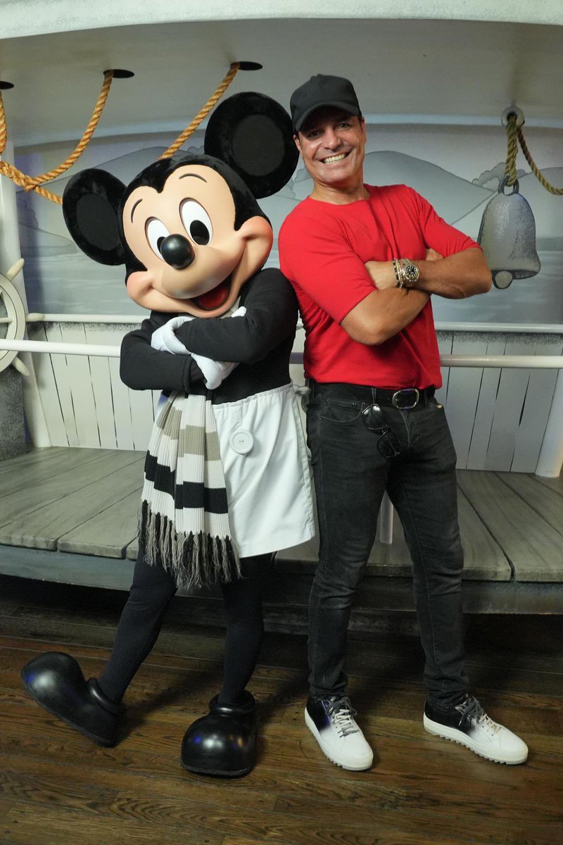 CHAYANNEMUSIC's tweet photo. Vine a saludar a Mickey y terminé encontrándome con alguien del pasado en la foto 2 😂 https://t.co/ibKjVftesW