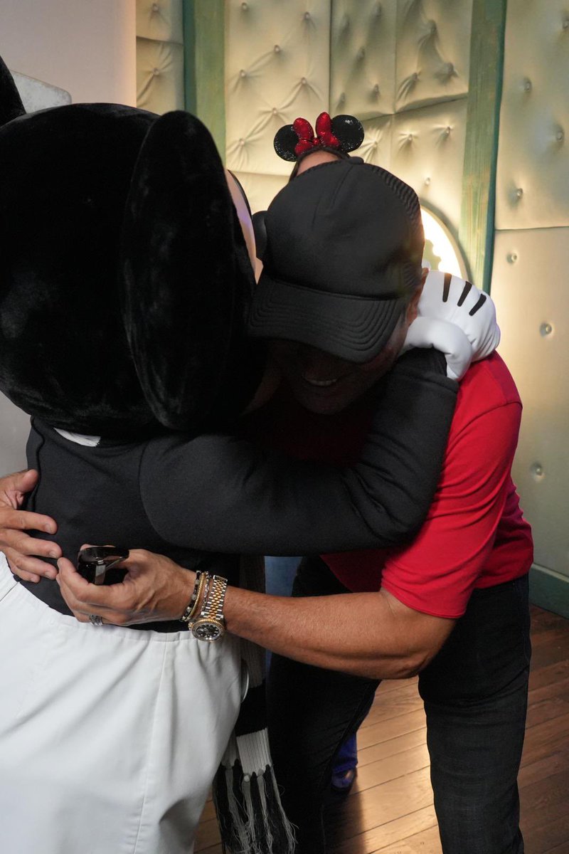 CHAYANNEMUSIC's tweet photo. Vine a saludar a Mickey y terminé encontrándome con alguien del pasado en la foto 2 😂 https://t.co/ibKjVftesW