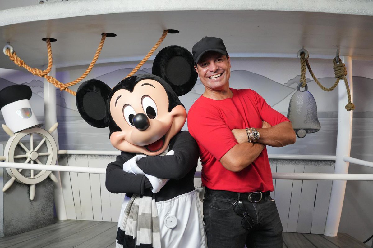 CHAYANNEMUSIC's tweet photo. Vine a saludar a Mickey y terminé encontrándome con alguien del pasado en la foto 2 😂 https://t.co/ibKjVftesW