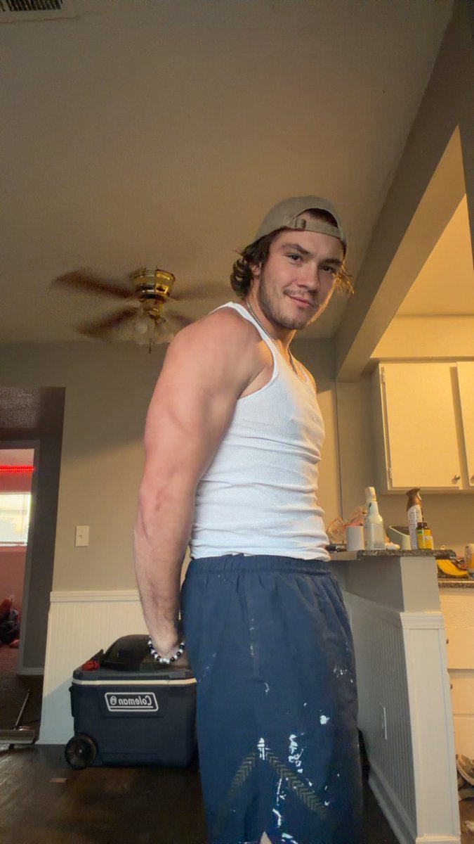 JohnLights01's tweet photo. You should be paying for my gym membership 🤷 https://t.co/zMyIHEKfnK
