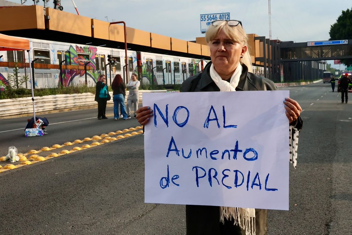 El_Universal_Mx's tweet photo. 🔴 Vecinos de la colonia Portales llevan más de 5 horas bloqueando la Calzada de Tlalpan para exigir una reunión con el gobierno.

📌 Los inconformes señalan que hubo falta de organización durante la consulta pública sobre el Programa de Ordenamiento Territorial de la Zona Metropolitana del Valle de México (POZMVM) y aumento del predial.

#FOTOS: Osmar Alvarado | EL UNIVERSAL