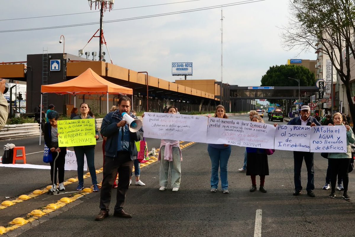 El_Universal_Mx's tweet photo. 🔴 Vecinos de la colonia Portales llevan más de 5 horas bloqueando la Calzada de Tlalpan para exigir una reunión con el gobierno.

📌 Los inconformes señalan que hubo falta de organización durante la consulta pública sobre el Programa de Ordenamiento Territorial de la Zona Metropolitana del Valle de México (POZMVM) y aumento del predial.

#FOTOS: Osmar Alvarado | EL UNIVERSAL