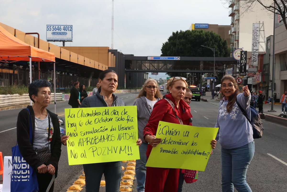 El_Universal_Mx's tweet photo. 🔴 Vecinos de la colonia Portales llevan más de 5 horas bloqueando la Calzada de Tlalpan para exigir una reunión con el gobierno.

📌 Los inconformes señalan que hubo falta de organización durante la consulta pública sobre el Programa de Ordenamiento Territorial de la Zona Metropolitana del Valle de México (POZMVM) y aumento del predial.

#FOTOS: Osmar Alvarado | EL UNIVERSAL