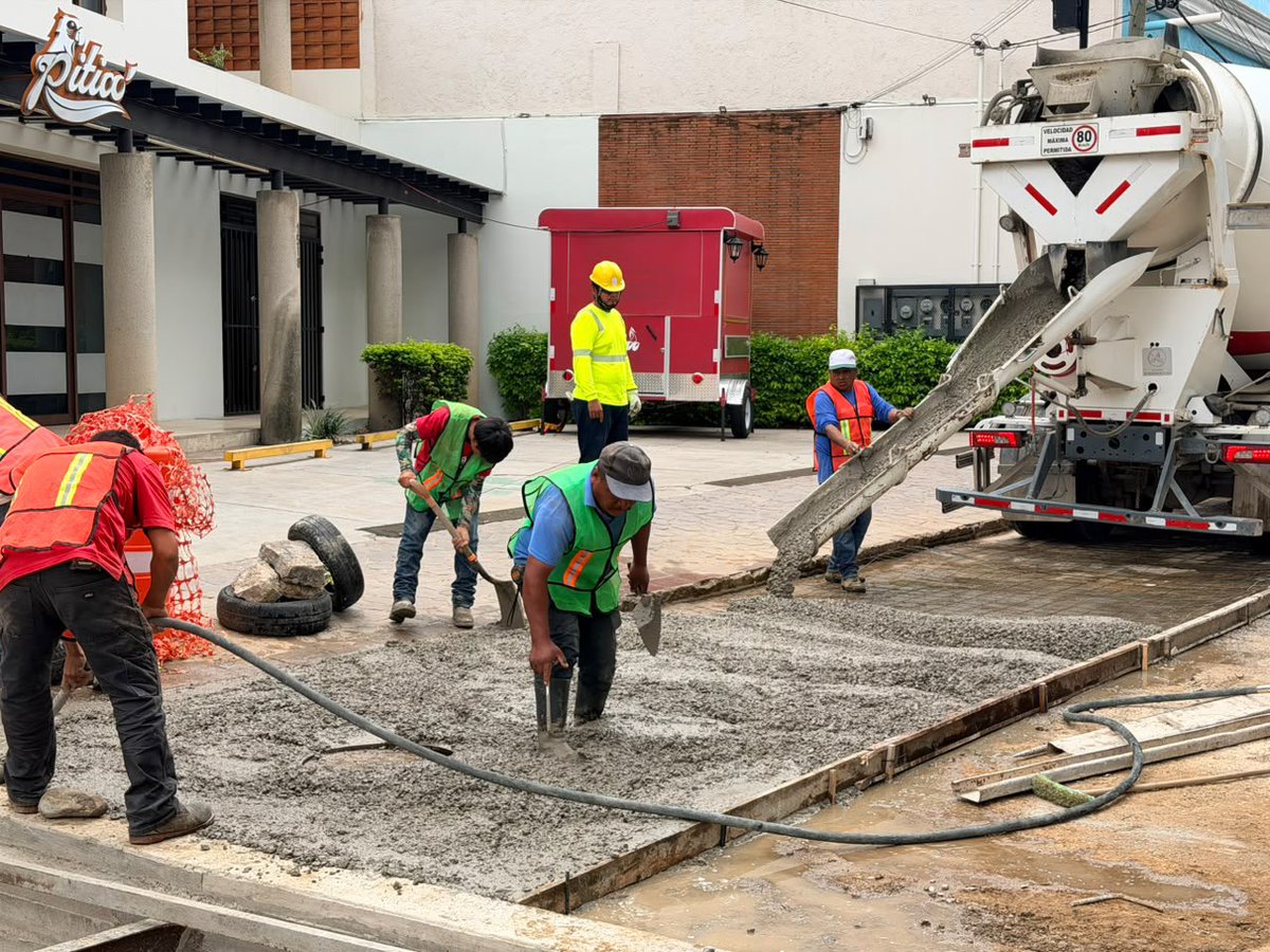 raychagoya's tweet photo. 🚧⚡ En La Cascada avanzan los trabajos de construcción de calle y de una caja captadora de agua pluvial para mejorar la movilidad y el manejo del agua durante las lluvias.

Seguimos cerca de nuestras vecinas y vecinos, atendiendo barrios, colonias y agencias. https://t.co/ZJvlsAoSNz
