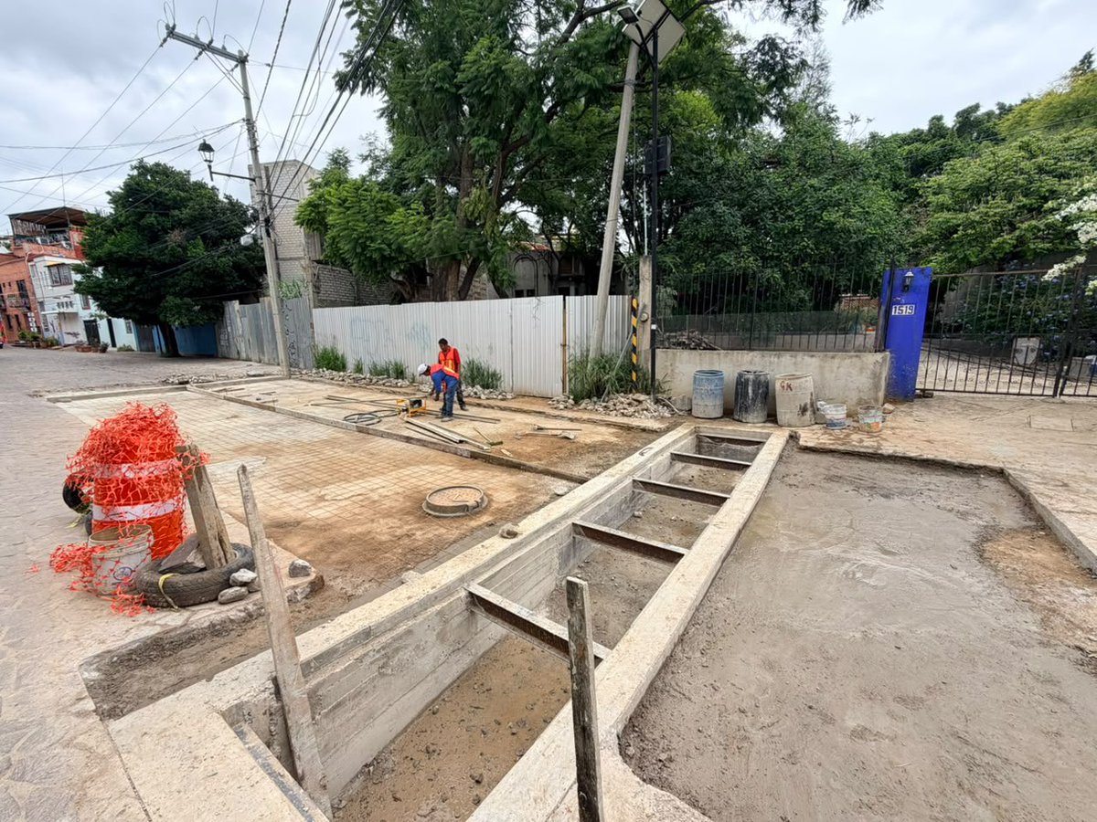 raychagoya's tweet photo. 🚧⚡ En La Cascada avanzan los trabajos de construcción de calle y de una caja captadora de agua pluvial para mejorar la movilidad y el manejo del agua durante las lluvias.

Seguimos cerca de nuestras vecinas y vecinos, atendiendo barrios, colonias y agencias. https://t.co/ZJvlsAoSNz