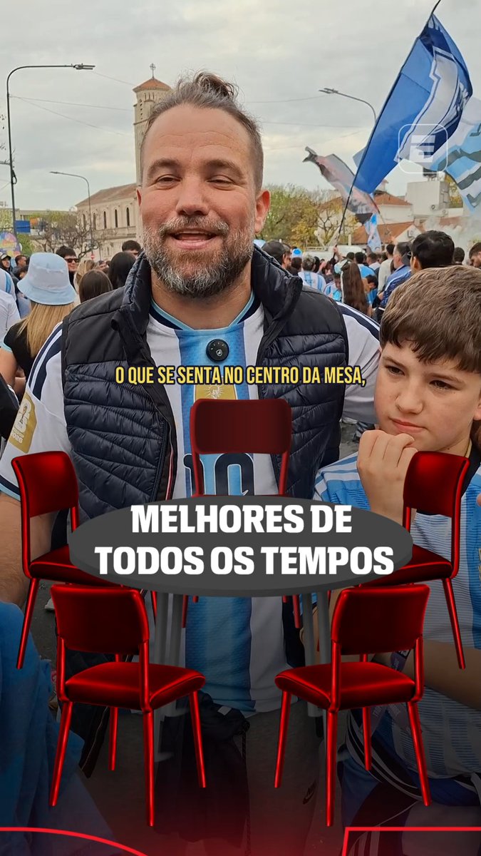 A man wearing an Argentina soccer jersey and a boy stand among a crowd of fans waving blue and white flags, with Portuguese text reading "O QUE SE SENTA NO CENTRO DA MESA," and "MELHORES DE TODOS OS TEMPOS" displayed across five red chair graphics in the foreground, relating to the post's question about the five greatest players of all time as chosen by Argentine fans.