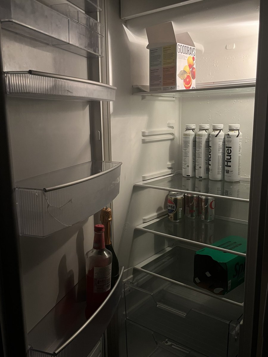 bulimienna's tweet photo. true fridge https://t.co/DzjqNzqVua