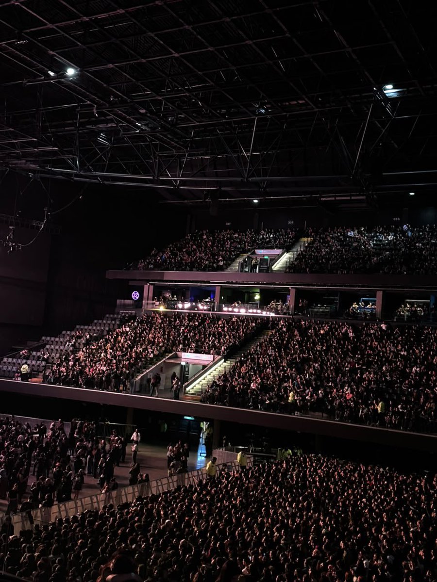 ZaynSquadBrasil's tweet photo. VEM AÍ! O público já está esperando para começar o show da Konnakol tour na Argentina 💙 https://t.co/v47JX88nJ1