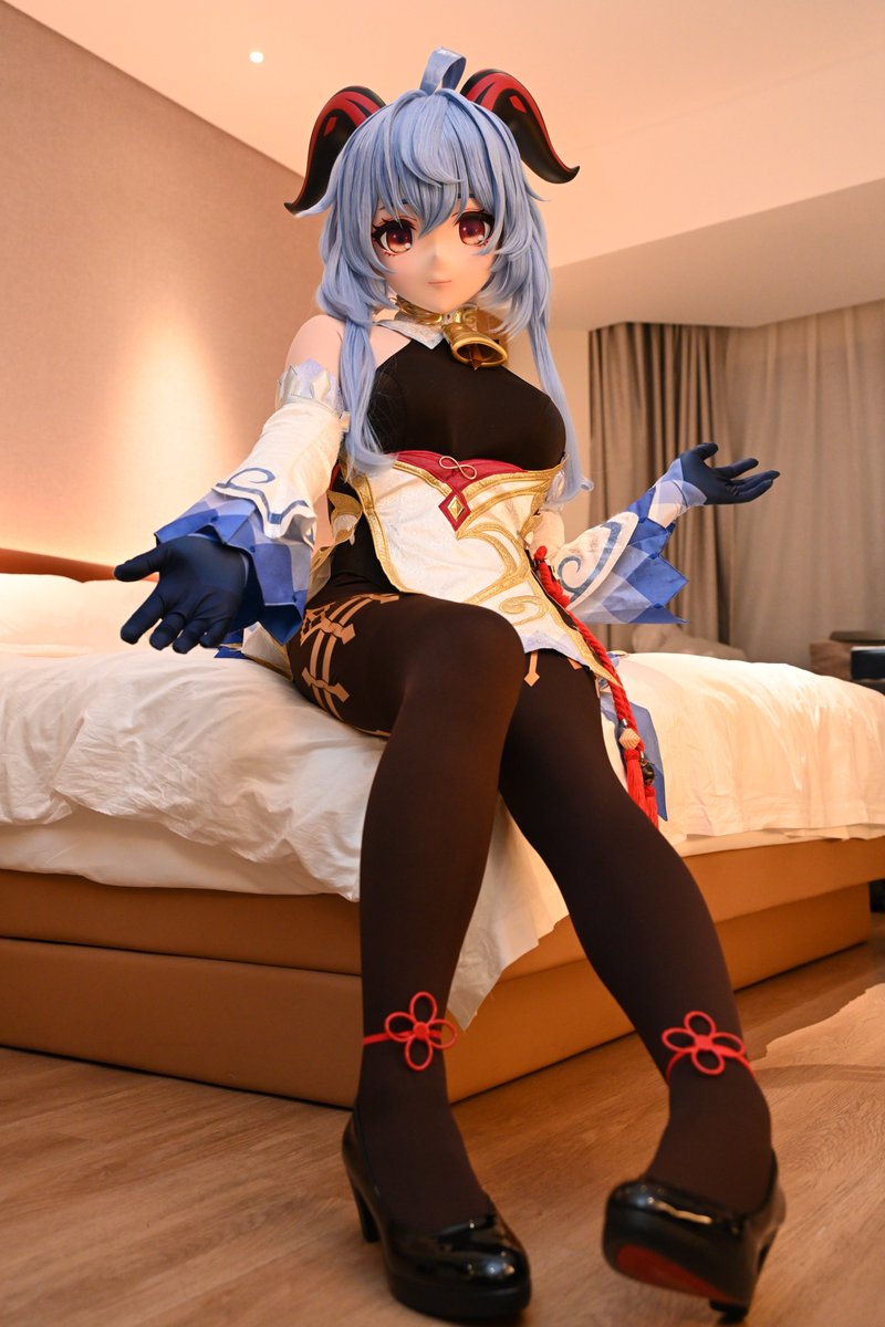 Immortal_Akari's tweet photo. では今からあなたのために…えっ！？私のサインがないですか？確認しますね。えっと…名前は甘、甘雨です…これでいいですね。と、ところで、仕事内容は何でしょうか？

原神より甘雨を迎えしました。

mask:@FACTORYRINS

#着ぐるみ
#kigurumi
#原神
#GenshinImpact
#コスプレ https://t.co/GKUCpttxJP