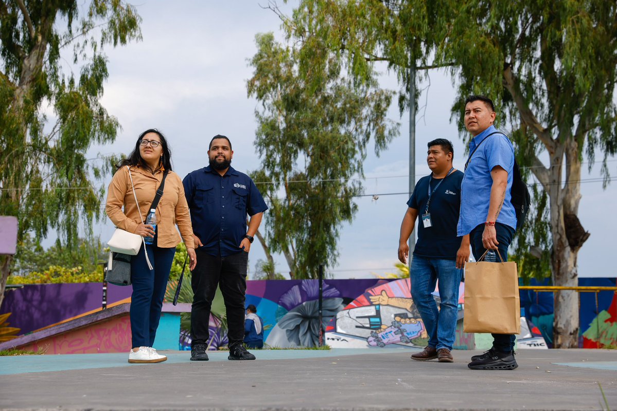 TejidoSocialSv's tweet photo. 🇸🇻🇪🇨 | En CUBO Zacamil compartimos con una comisión del Ministerio de Desarrollo Humano de Ecuador la experiencia salvadoreña en la implementación y funcionamiento de los Centros Urbanos de Bienestar y Oportunidades (CUBO). 

Conversamos sobre los componentes que hacen posible este modelo: la institucionalidad, metodología de trabajo, participación de distintos actores y la articulación interinstitucional que permite desarrollar una oferta integral para las comunidades.

Este intercambio técnico también permitió identificar aprendizajes y elementos del modelo CUBO que pueden aportar al fortalecimiento de los Espacios Integrales Familiares “La Ferroviaria”. 

#TejidoSocial | #CUBOZacamil | #ElSalvador