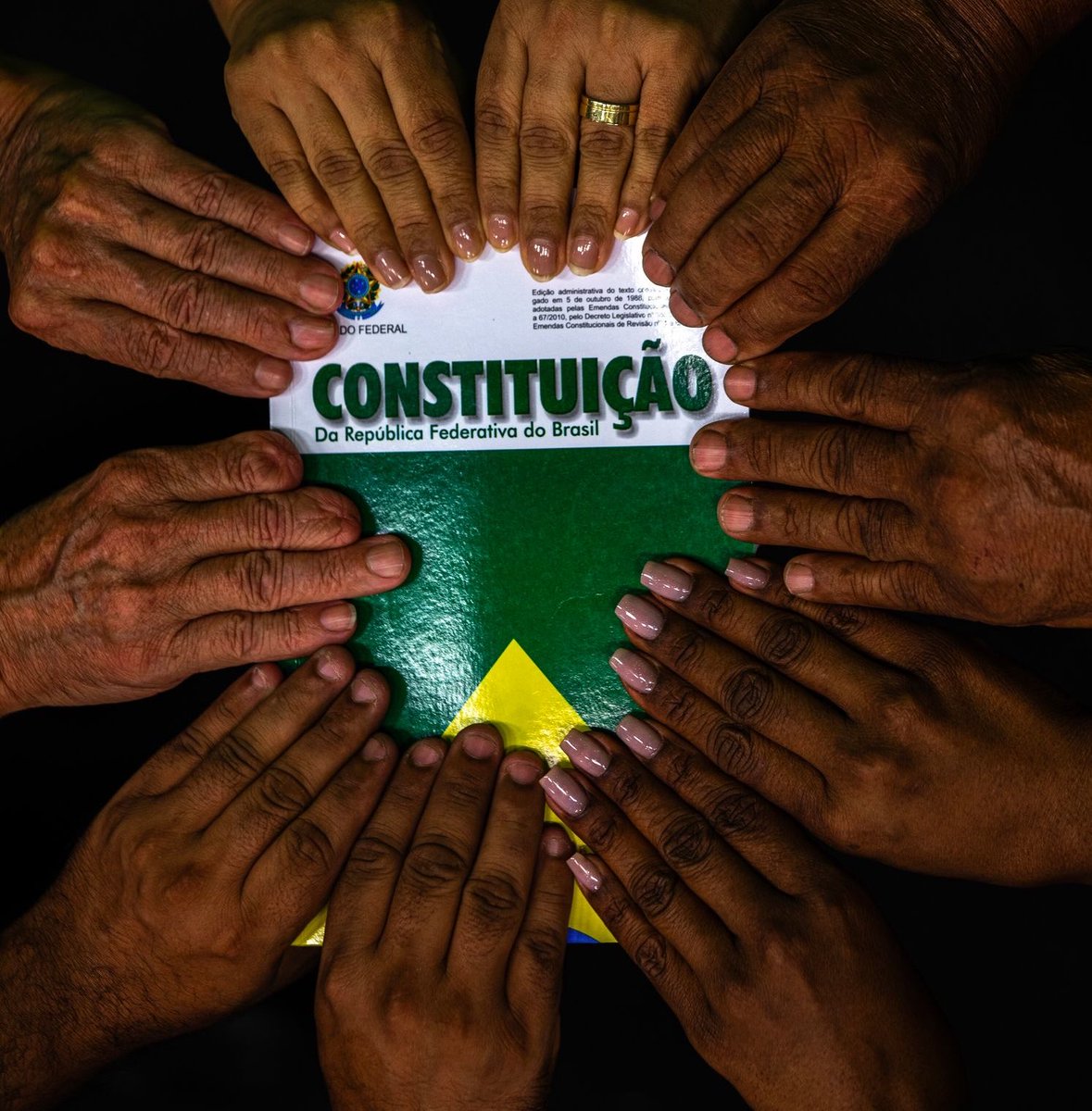corrupcaobrnews's tweet photo. 🚨GRAVÍSSIMO! Flávio Bolsonaro quer mudar a Constituição Cidadã brasileira. 

Atualmente a constituição garante direitos básicos como o SUS, aposentadoria, 13º salário, entre outros. https://t.co/6MIuO3rhMs