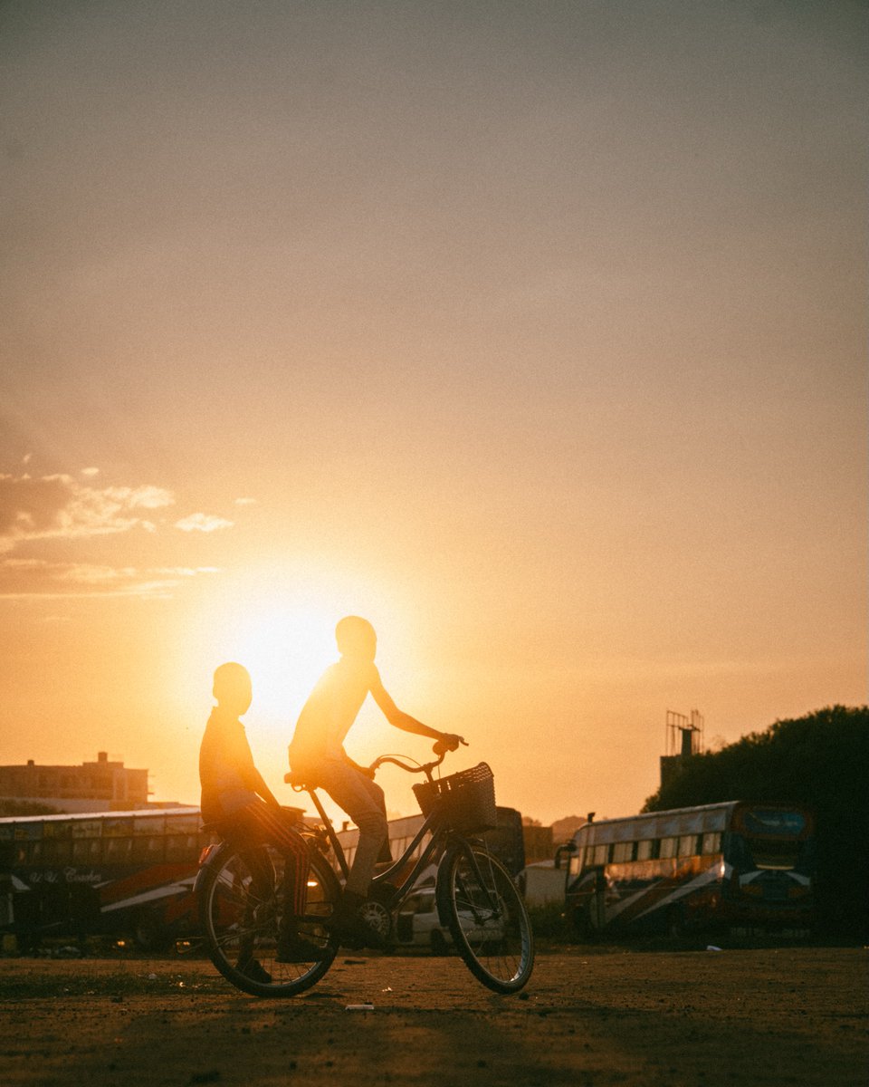 tw_donbrilliant's tweet photo. Golden hour in Lira City hits different ๐
Sending postcard views from the Pride of the North as the sun dips over everyday life, simple routines, and timeless beauty. โ๏ธ๐ฒ
#NorthernUganda #ExploreUganda #Lira
๐ธMwesigwa Joel