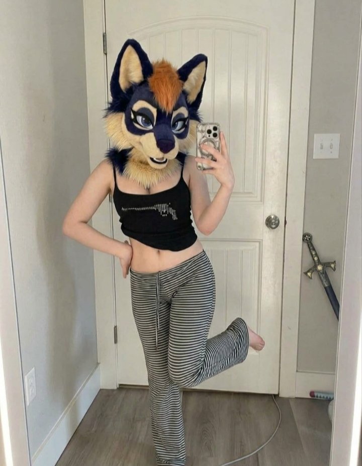 Sofiaxbaddiee's tweet photo. Side view or front view? Which one made you stare longer? 😏
#furriew #furauiter #fyp #goon #adultfurry https://t.co/KTronzYCEs