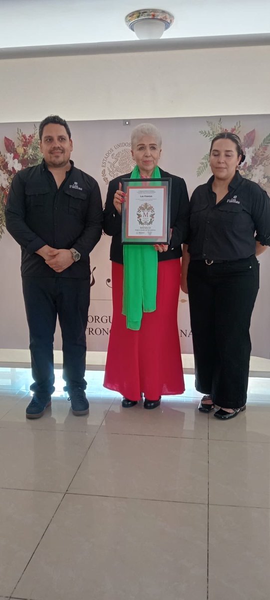 EmbaMexGua's tweet photo. La embajadora  @banos_elena entregó la distinción Sello M al restaurante Las Flautas, en la ciudad de Guatemala, un reconocimiento de la @SRE_mx y la @mexigastronom a la promoción de la auténtica gastronomía mexicana en el exterior. El mobiliario fue elaborado en Tonalá, Jalisco. https://t.co/MA7QAlD0mc