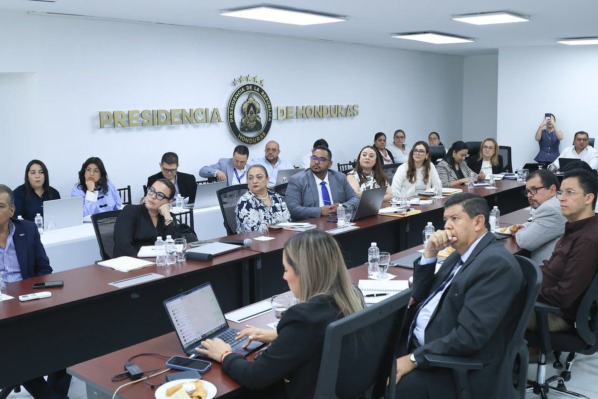 televisur's tweet photo. 💰 Finanzas evalúa ajustes al presupuesto para reducir el gasto corriente y priorizar la inversión en 2027. También revisa recursos para seguridad, sequía, subsidios energéticos y analiza implementar la facturación electrónica para combatir la evasión. https://t.co/9hRaKkQ6XG